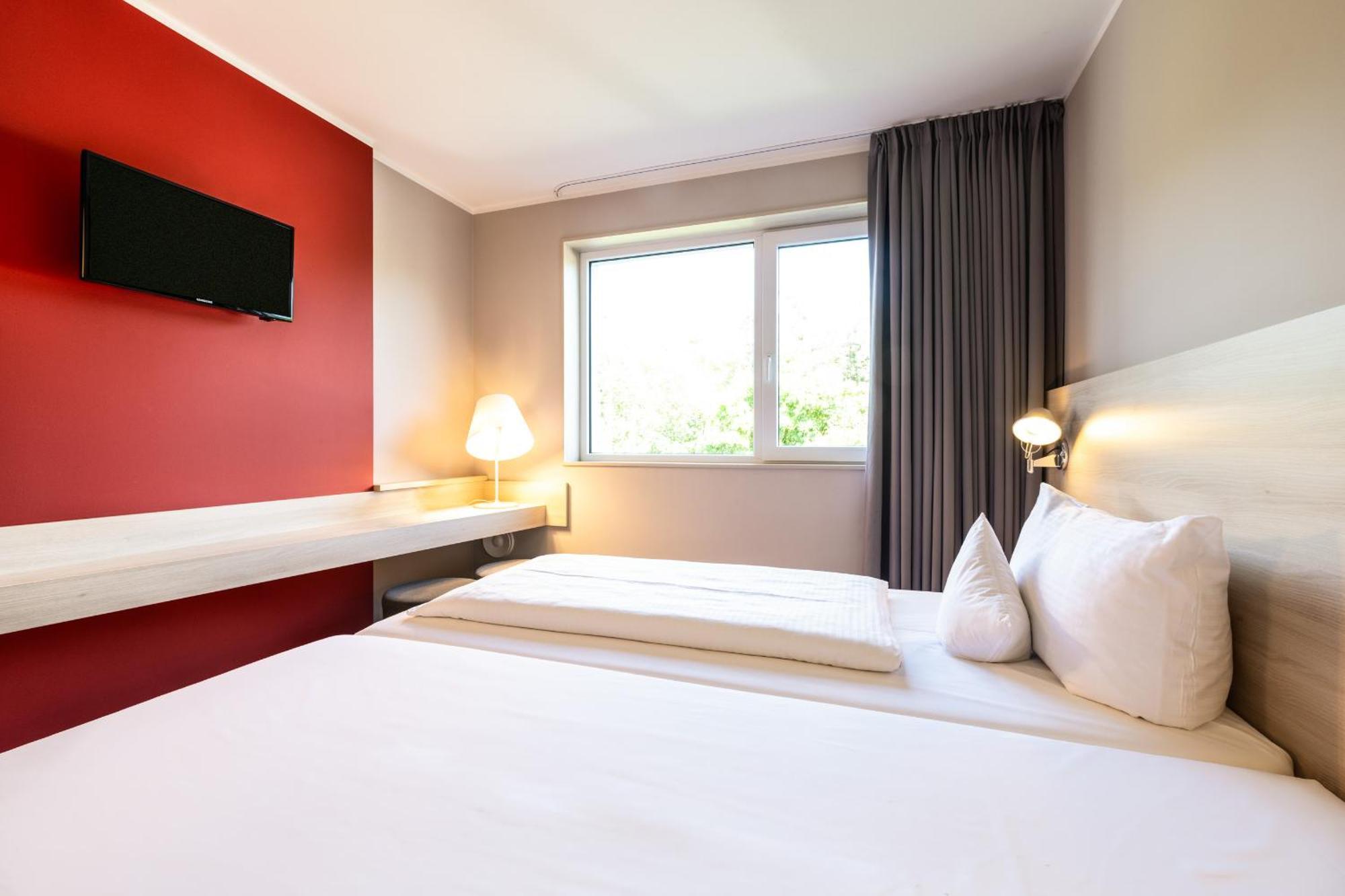 Serways Hotel Feucht Ost מראה חיצוני תמונה