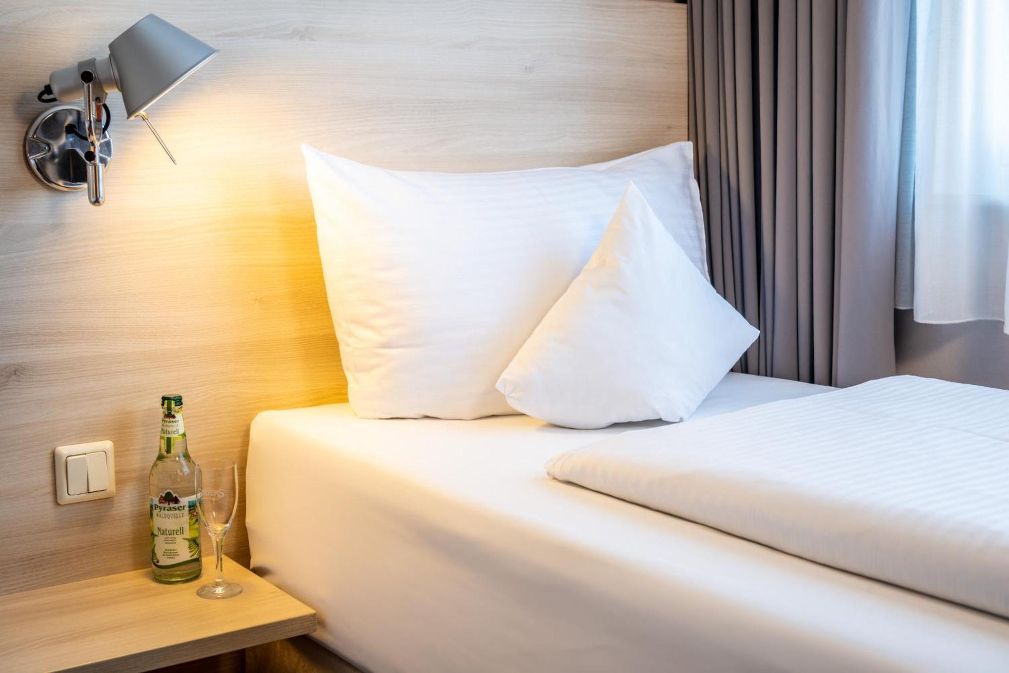 Serways Hotel Feucht Ost מראה חיצוני תמונה
