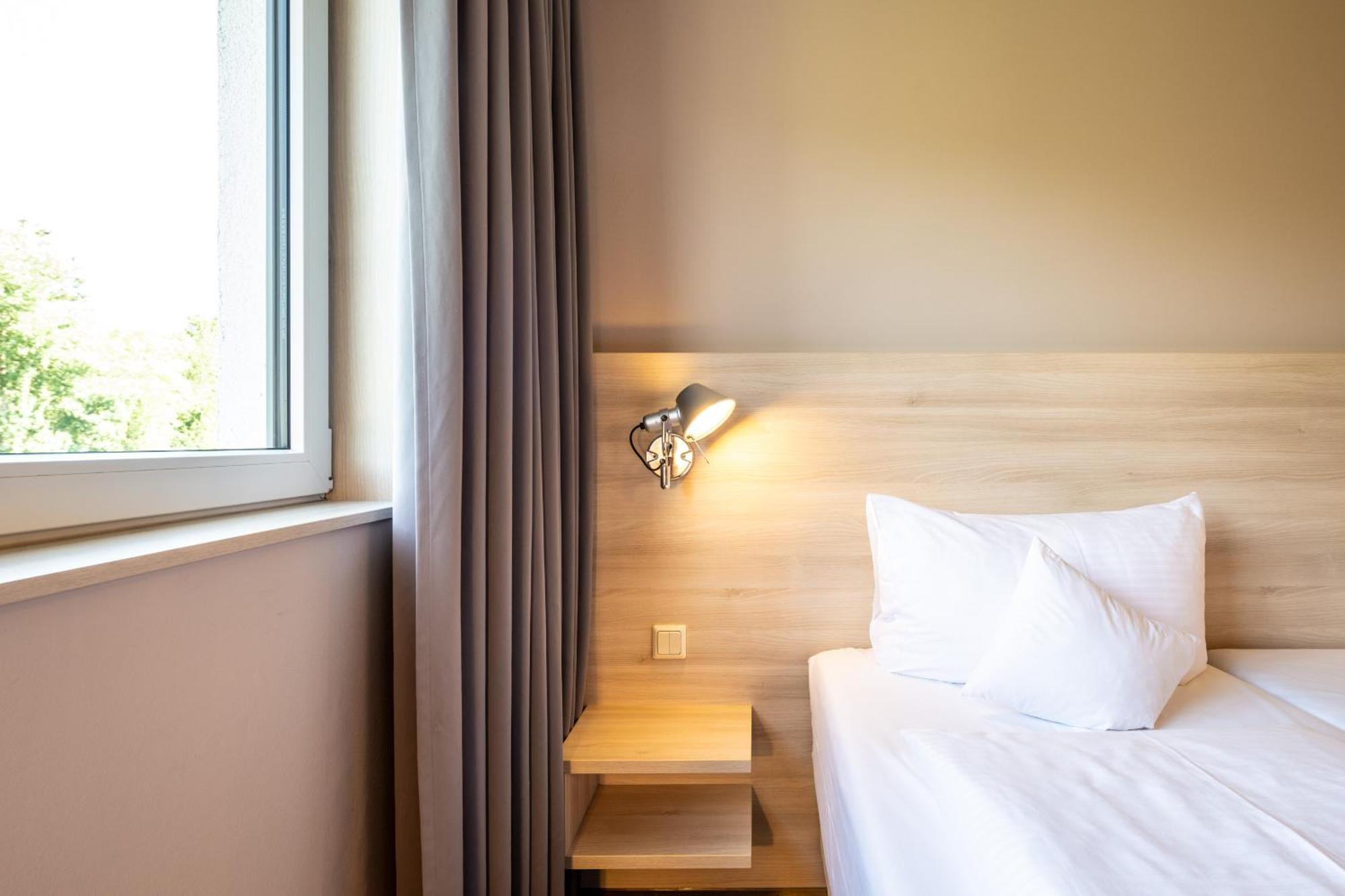 Serways Hotel Feucht Ost מראה חיצוני תמונה