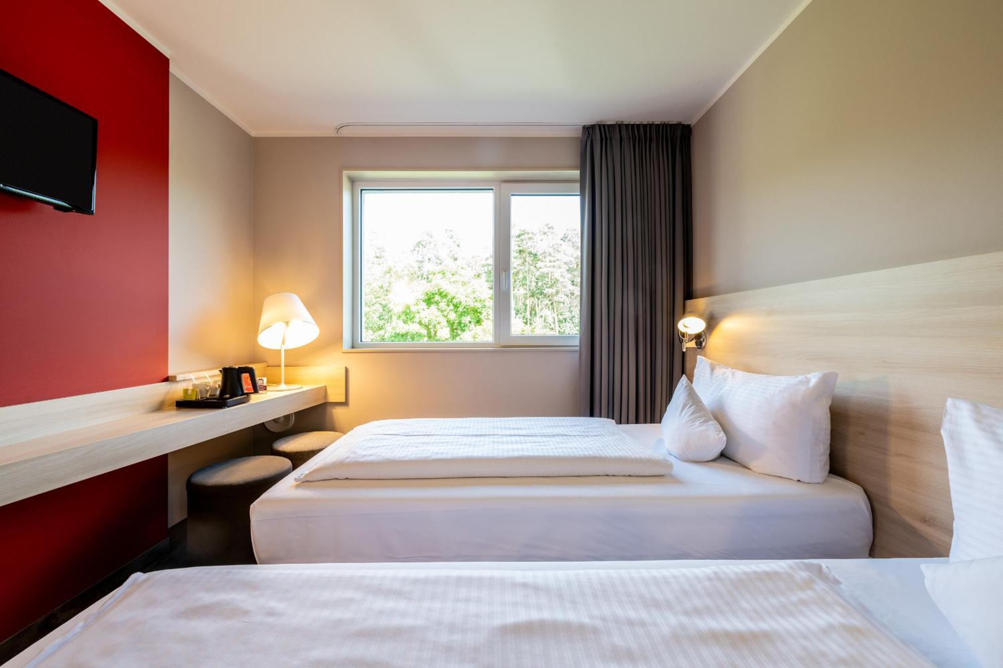 Serways Hotel Feucht Ost מראה חיצוני תמונה