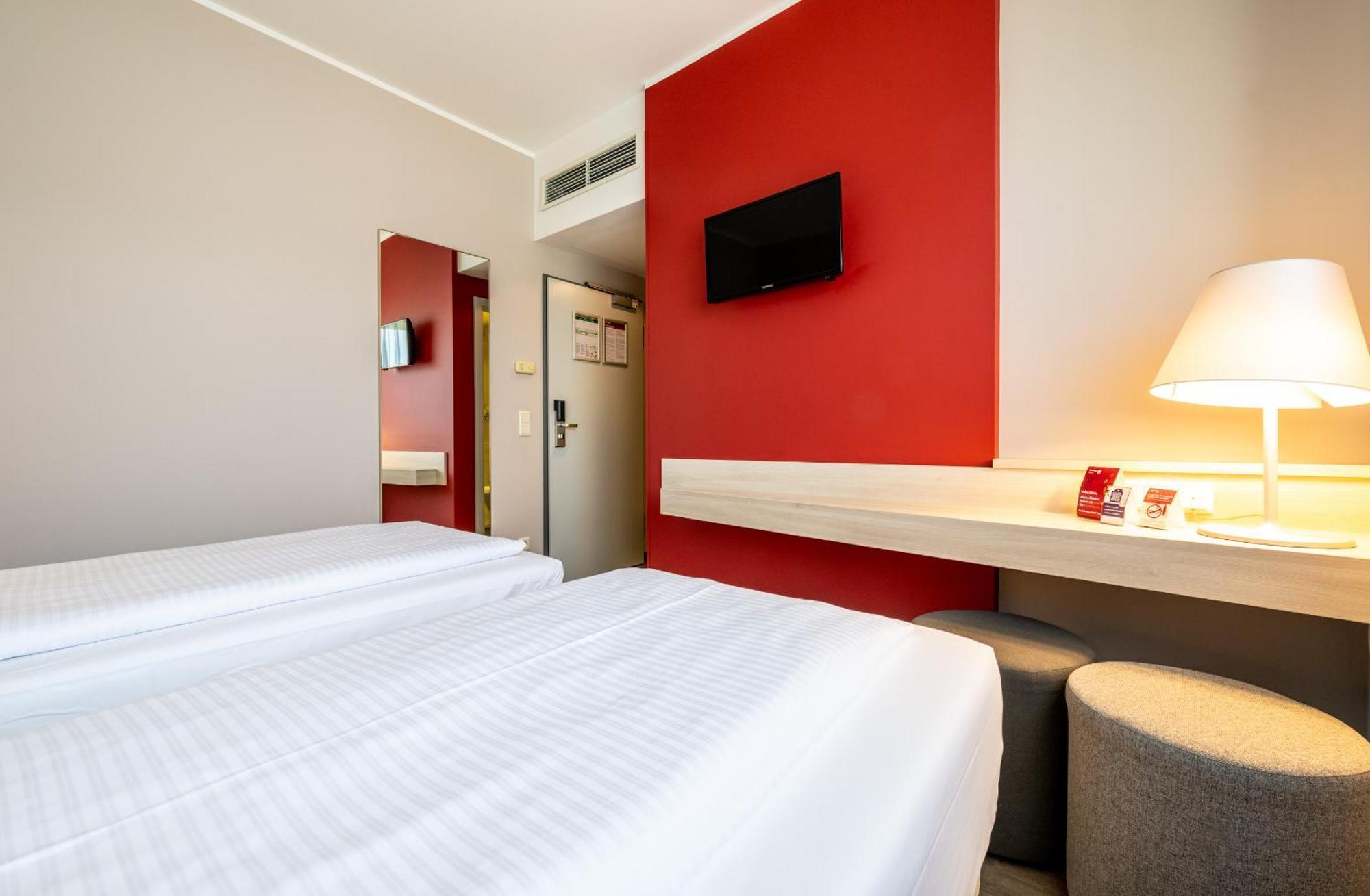 Serways Hotel Feucht Ost מראה חיצוני תמונה