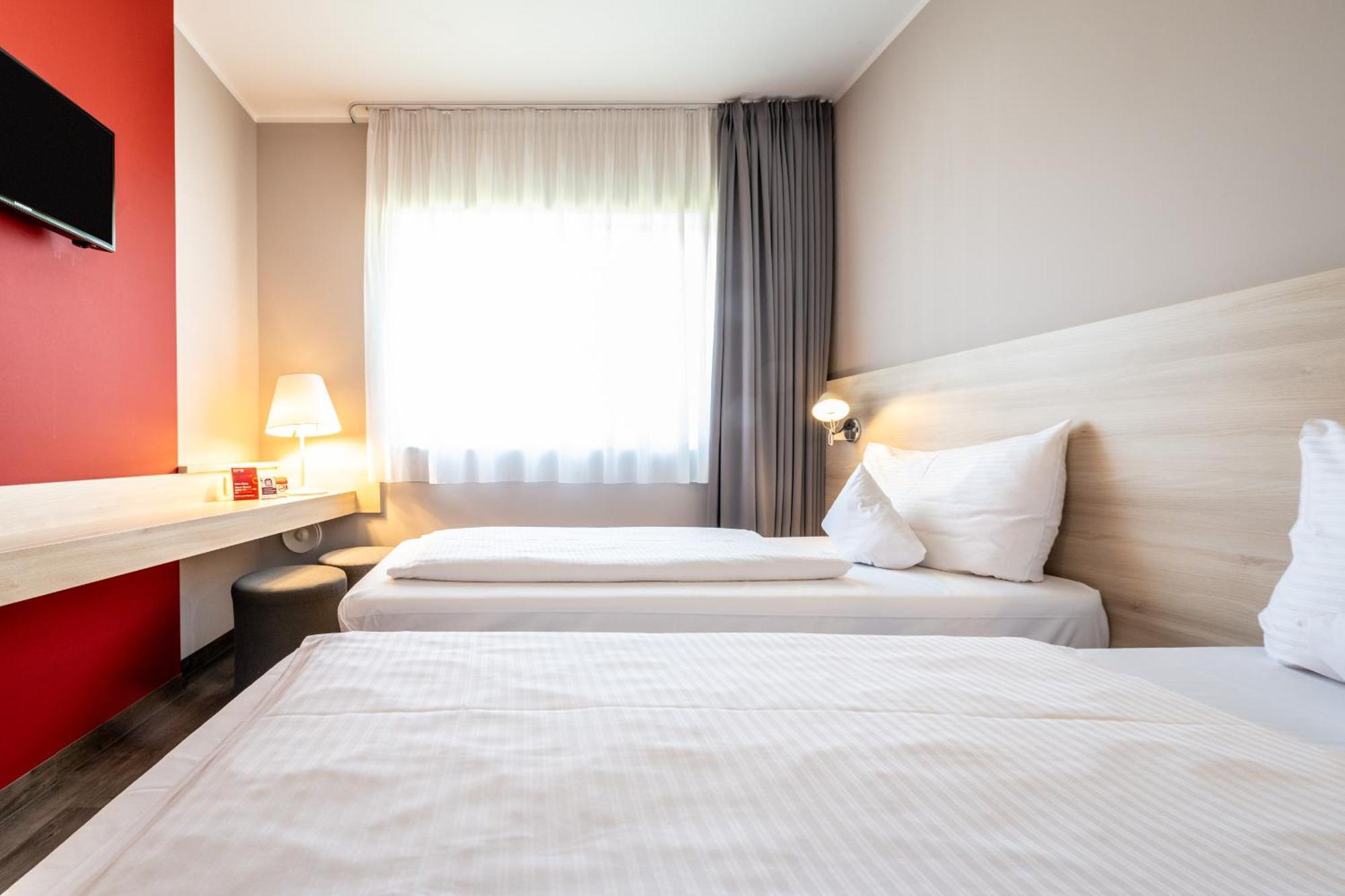 Serways Hotel Feucht Ost מראה חיצוני תמונה