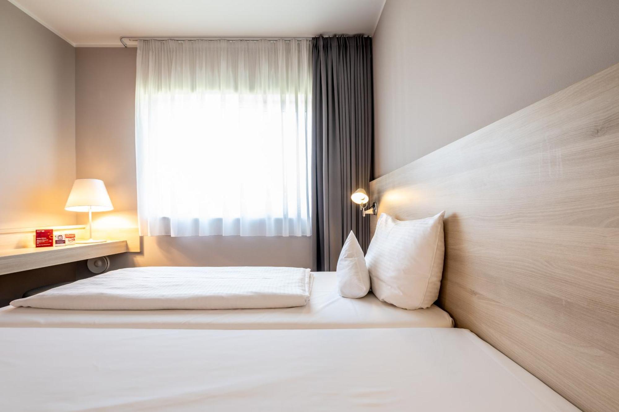 Serways Hotel Feucht Ost מראה חיצוני תמונה