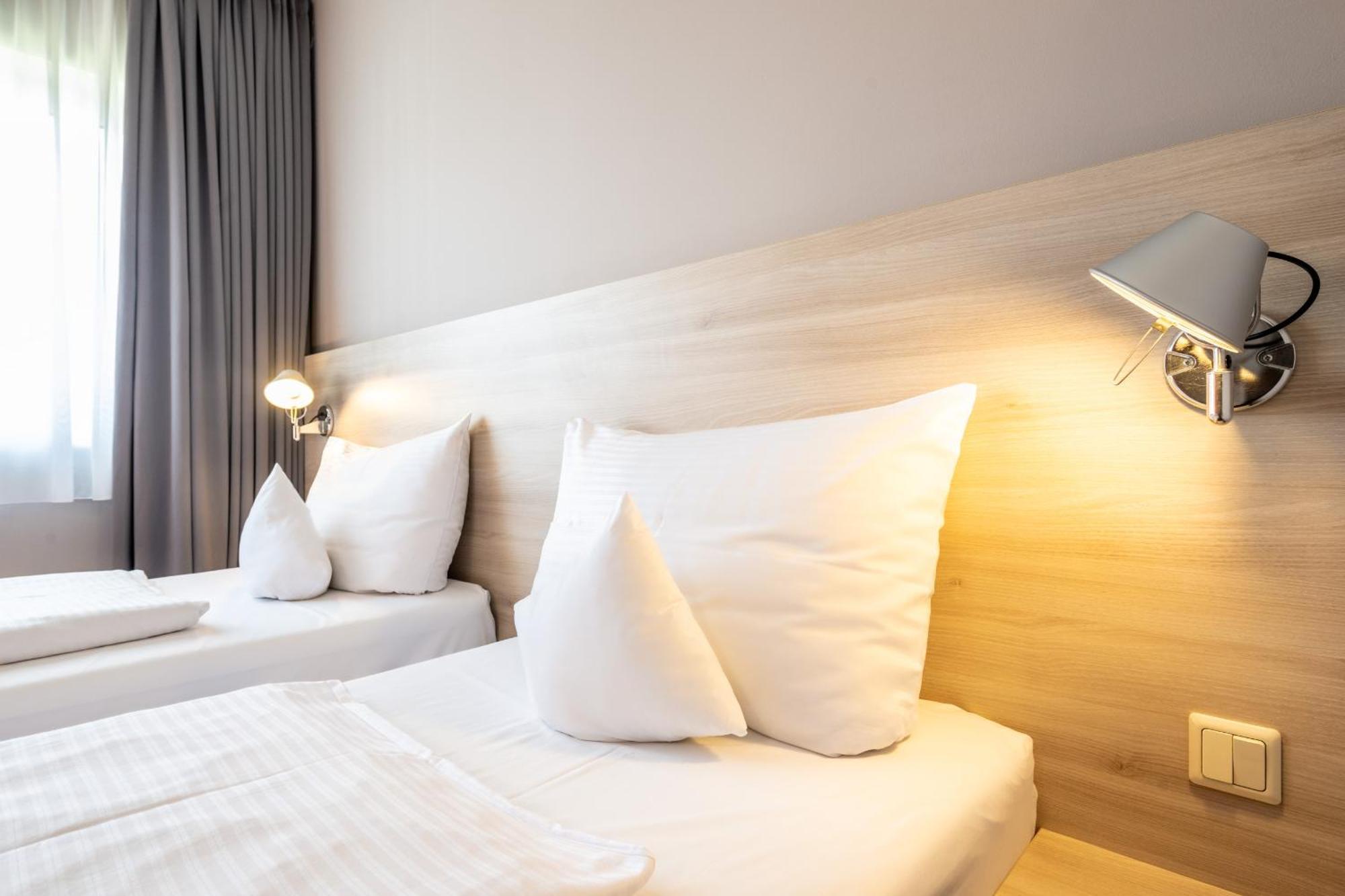 Serways Hotel Feucht Ost מראה חיצוני תמונה