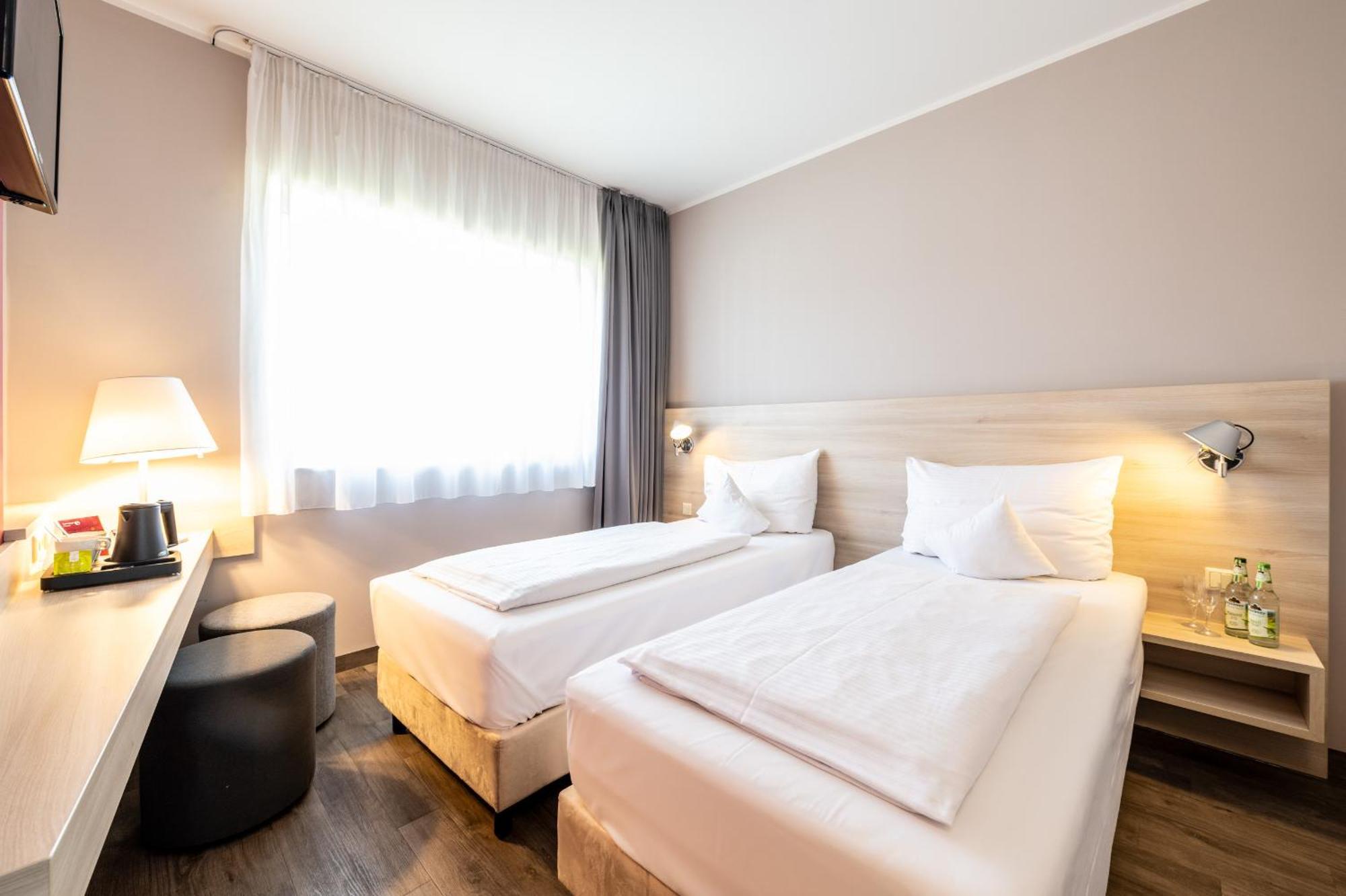Serways Hotel Feucht Ost מראה חיצוני תמונה