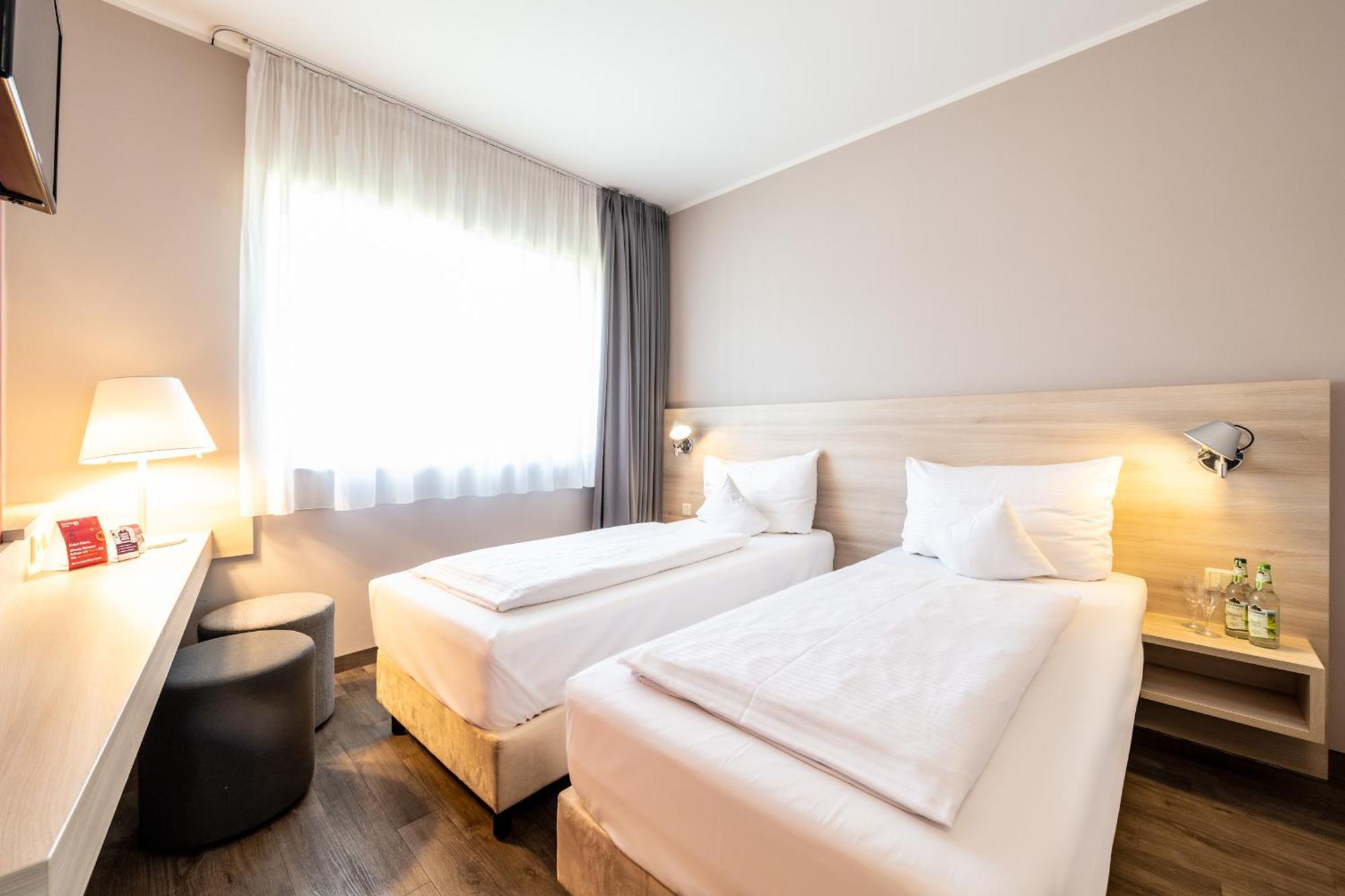 Serways Hotel Feucht Ost מראה חיצוני תמונה