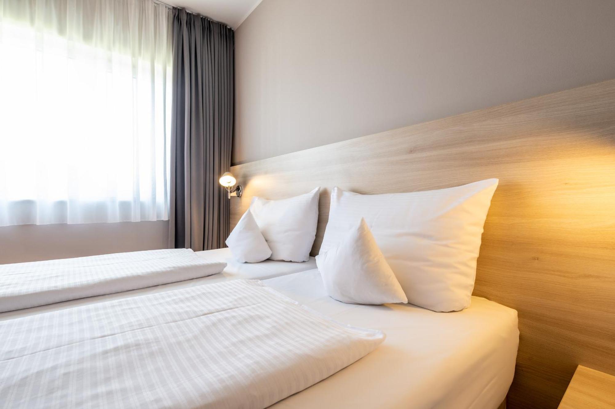 Serways Hotel Feucht Ost מראה חיצוני תמונה