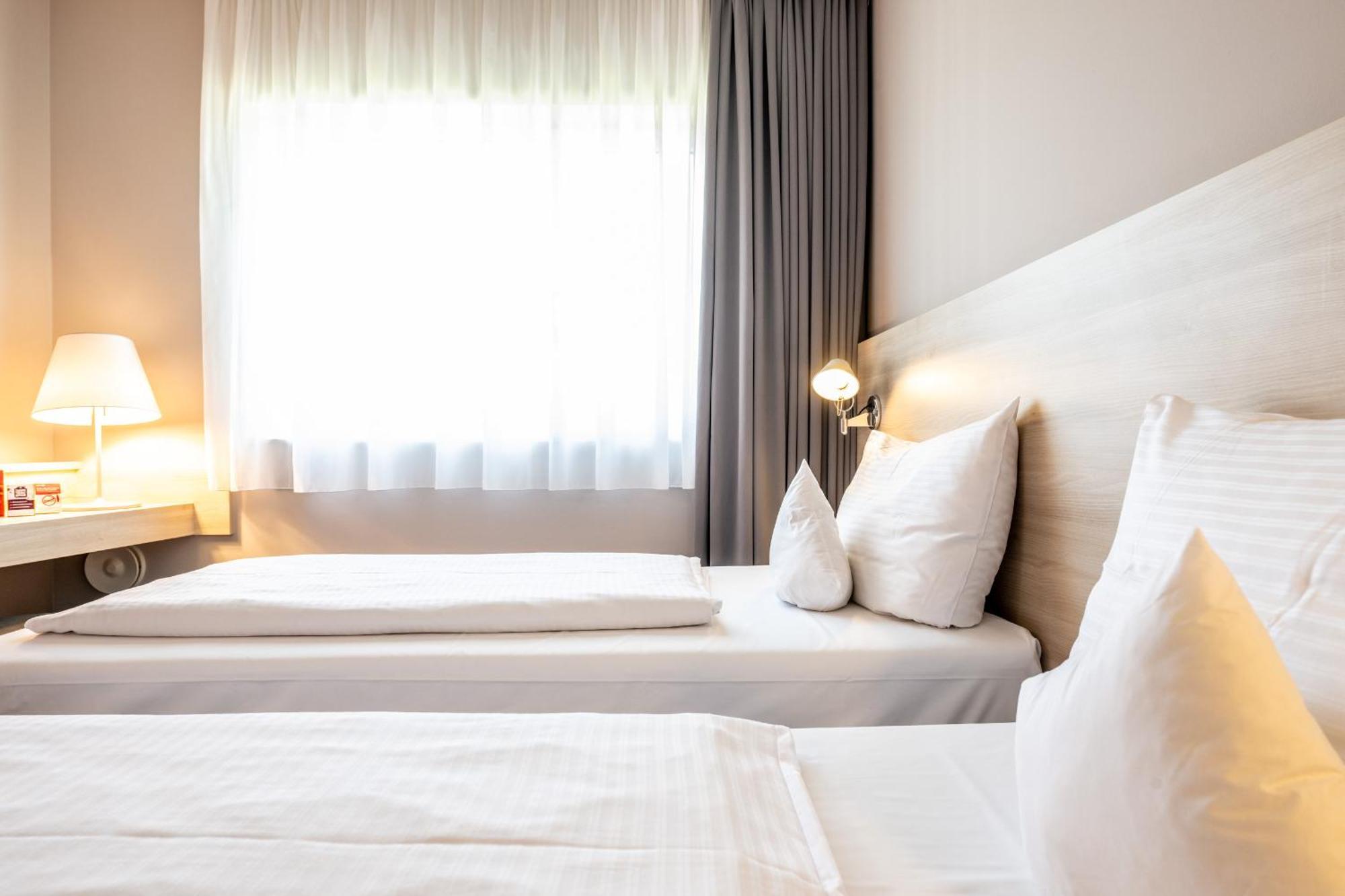 Serways Hotel Feucht Ost מראה חיצוני תמונה