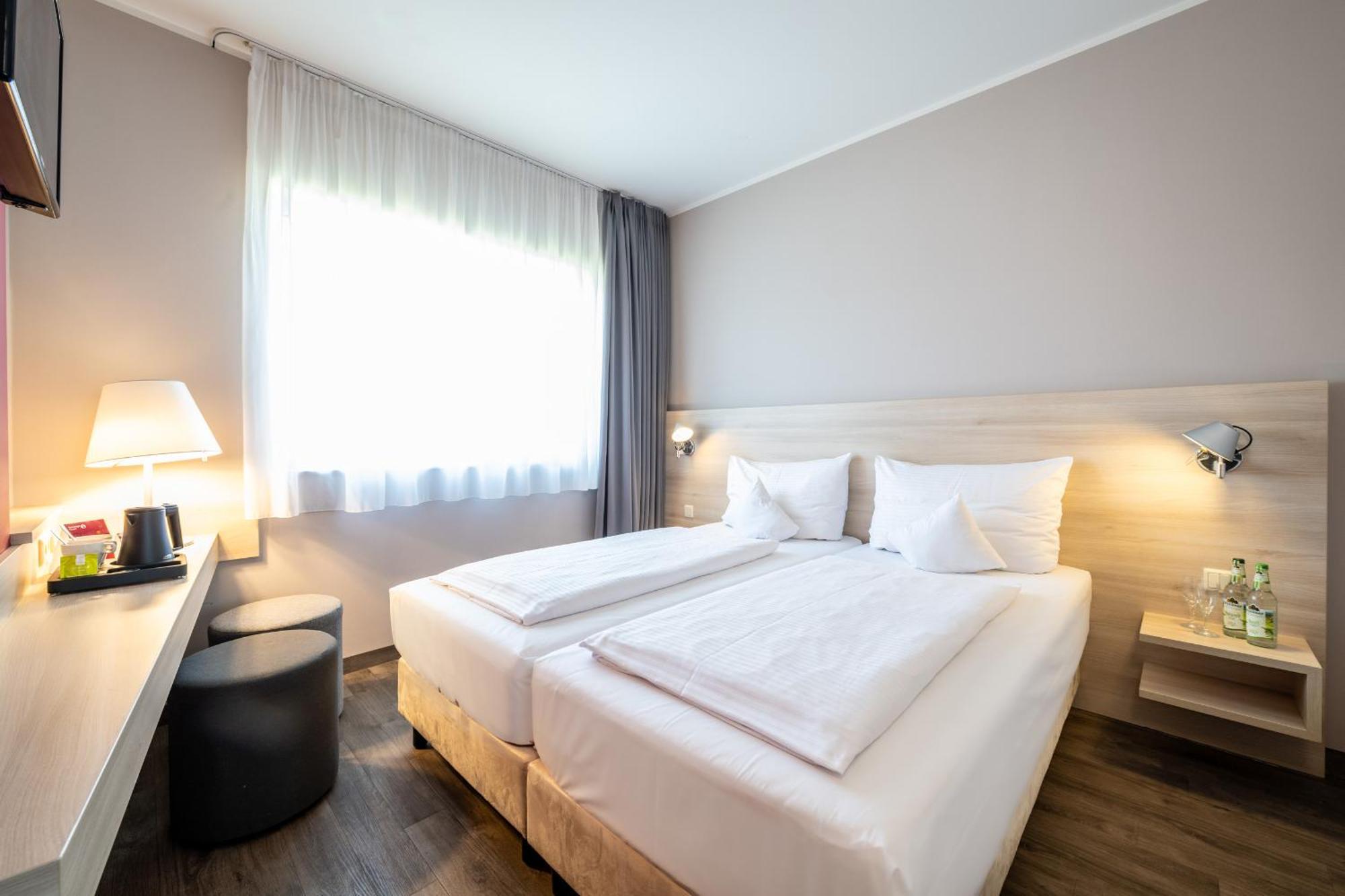 Serways Hotel Feucht Ost מראה חיצוני תמונה